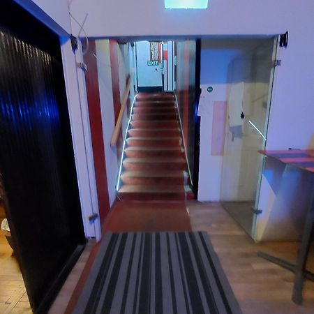 Whole Basement Former Pub For Stag Do, Bachelor House Party Flat ブダペスト エクステリア 写真