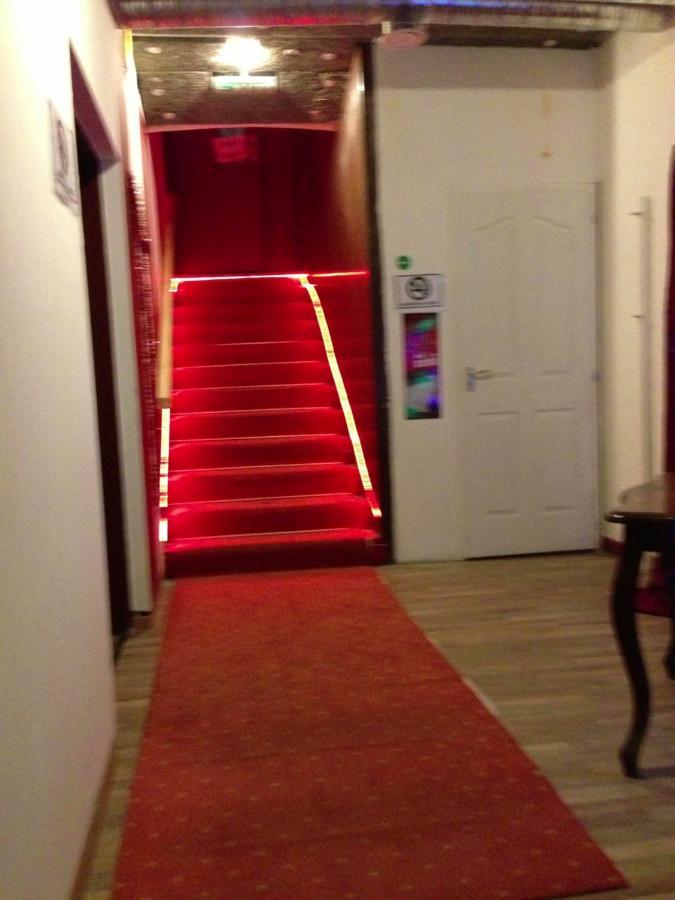 Whole Basement Former Pub For Stag Do, Bachelor House Party Flat ブダペスト エクステリア 写真
