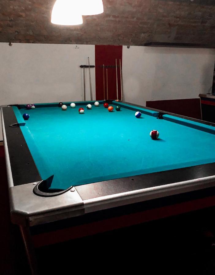 Whole Basement Former Pub For Stag Do, Bachelor House Party Flat ブダペスト エクステリア 写真