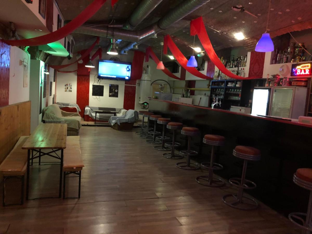Whole Basement Former Pub For Stag Do, Bachelor House Party Flat ブダペスト エクステリア 写真
