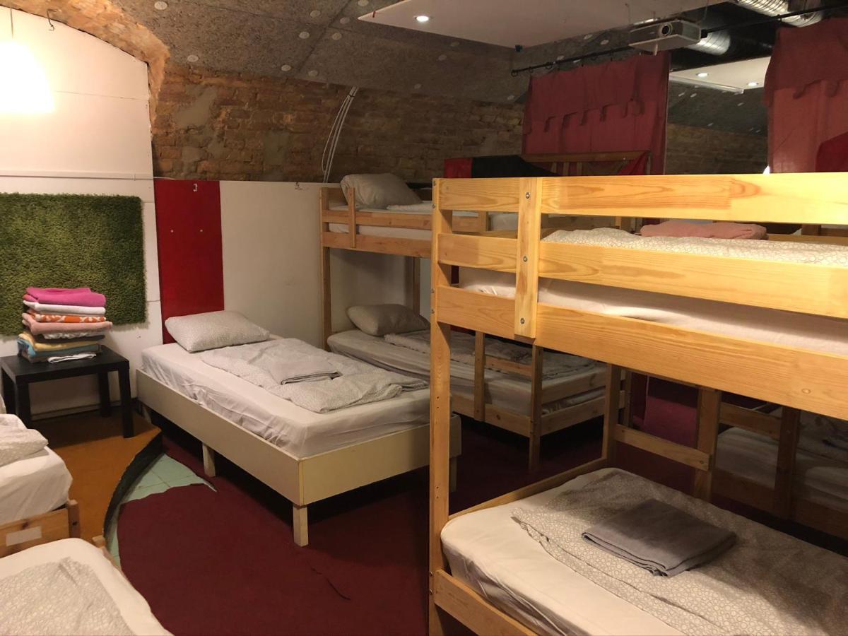 Whole Basement Former Pub For Stag Do, Bachelor House Party Flat ブダペスト エクステリア 写真