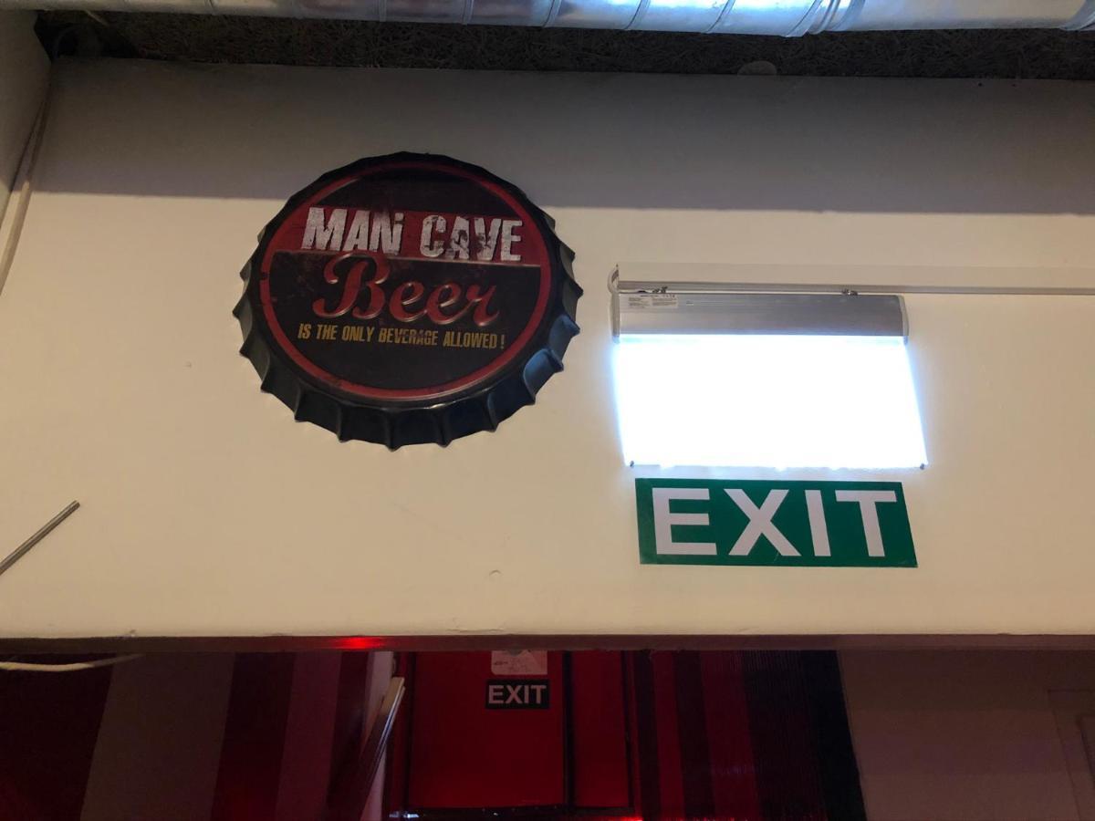Whole Basement Former Pub For Stag Do, Bachelor House Party Flat ブダペスト エクステリア 写真