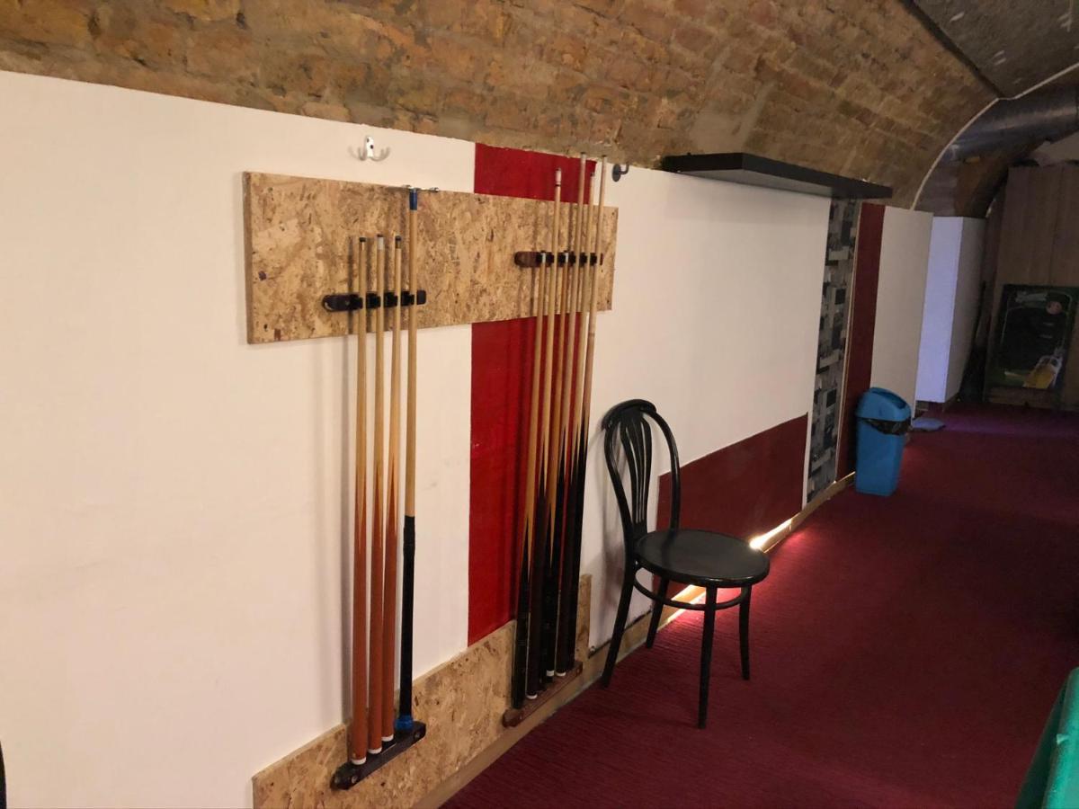 Whole Basement Former Pub For Stag Do, Bachelor House Party Flat ブダペスト エクステリア 写真