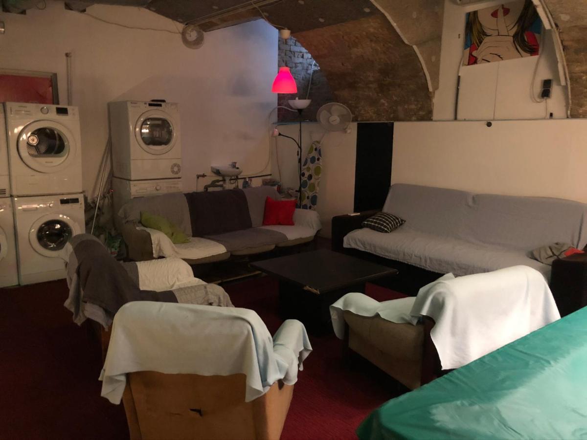 Whole Basement Former Pub For Stag Do, Bachelor House Party Flat ブダペスト エクステリア 写真