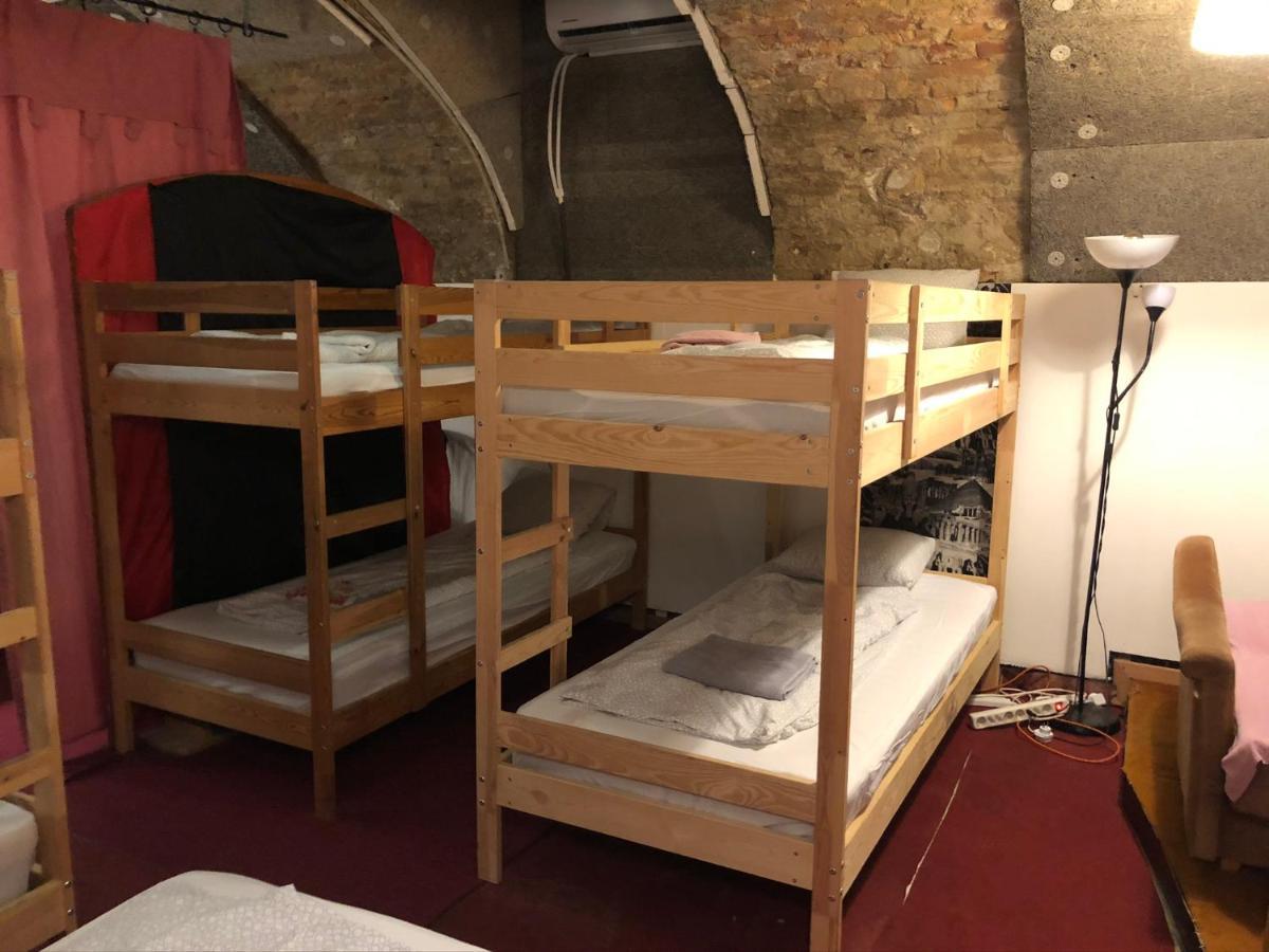 Whole Basement Former Pub For Stag Do, Bachelor House Party Flat ブダペスト エクステリア 写真