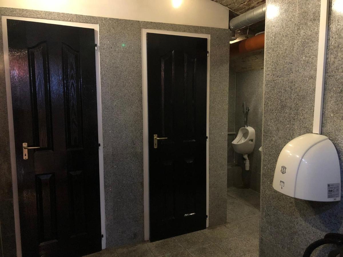 Whole Basement Former Pub For Stag Do, Bachelor House Party Flat ブダペスト エクステリア 写真