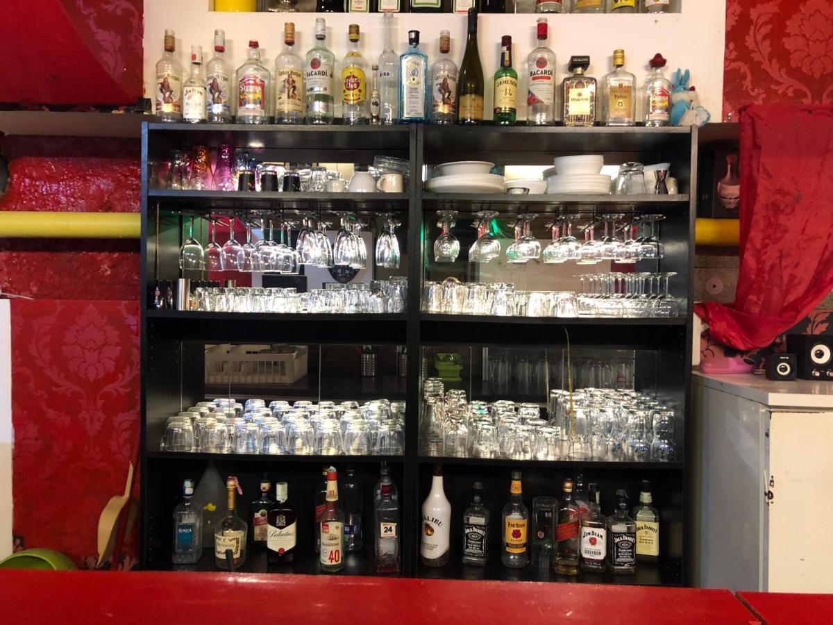 Whole Basement Former Pub For Stag Do, Bachelor House Party Flat ブダペスト エクステリア 写真