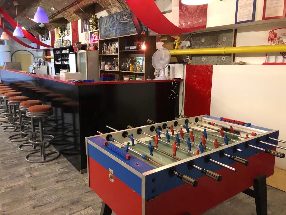 Whole Basement Former Pub For Stag Do, Bachelor House Party Flat ブダペスト エクステリア 写真