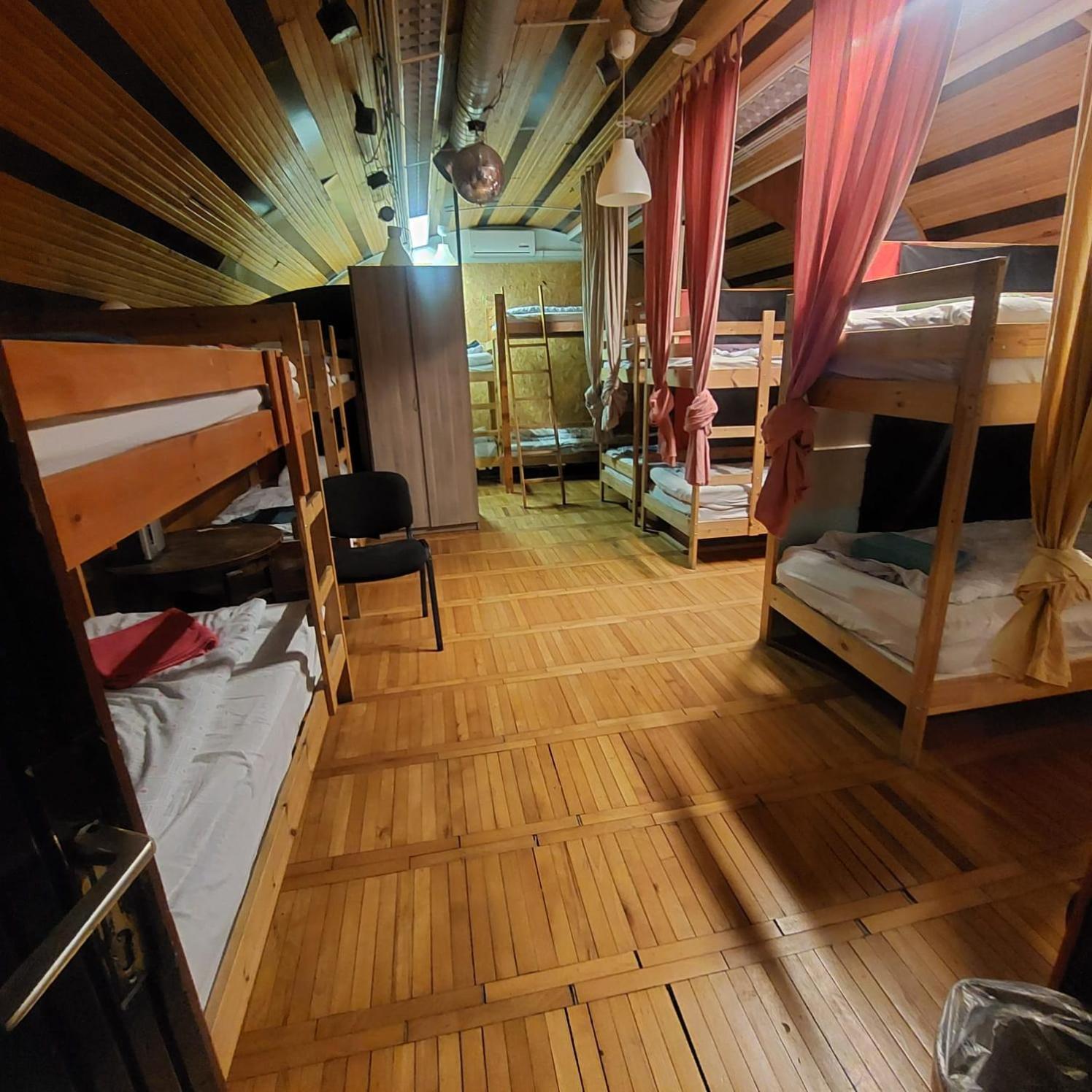 Whole Basement Former Pub For Stag Do, Bachelor House Party Flat ブダペスト エクステリア 写真