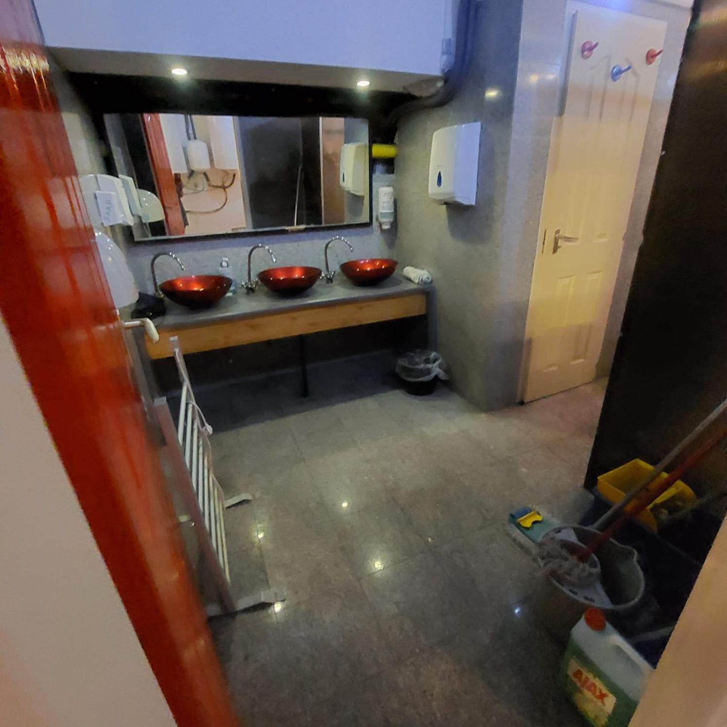 Whole Basement Former Pub For Stag Do, Bachelor House Party Flat ブダペスト エクステリア 写真